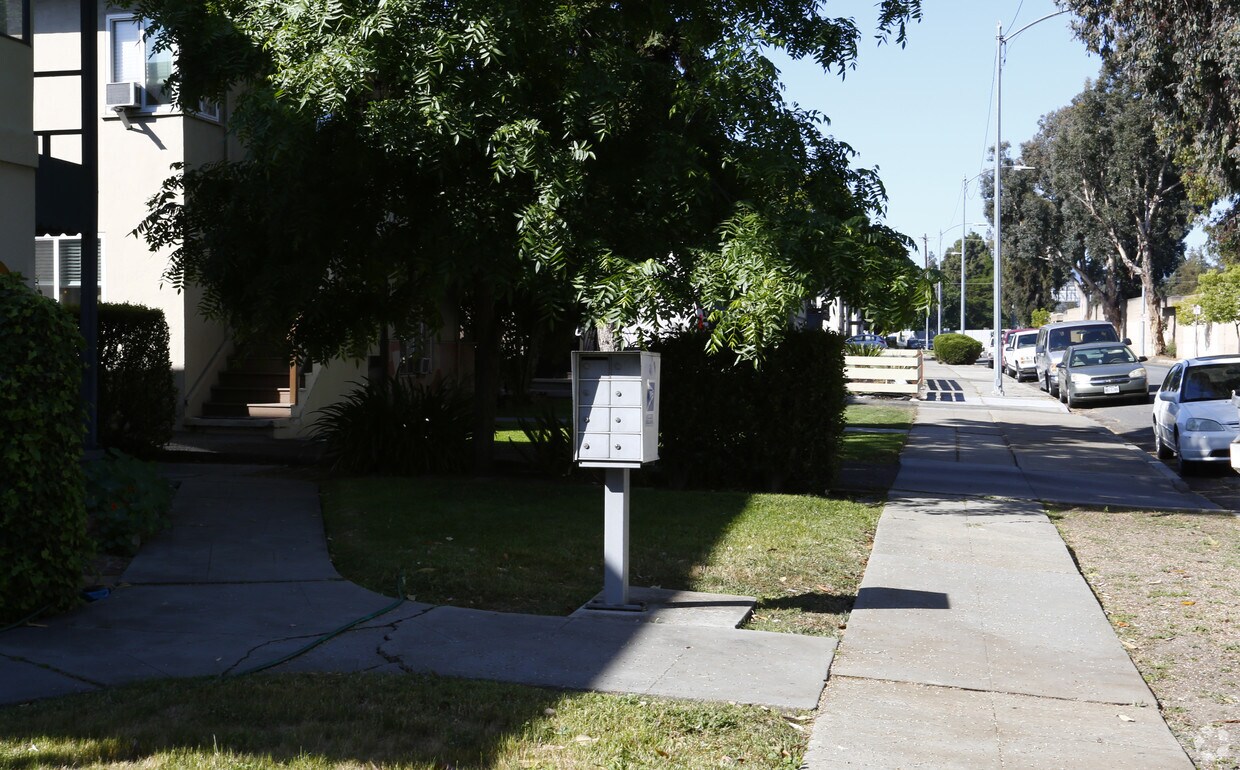 Building Photo - 1690 Davis St
