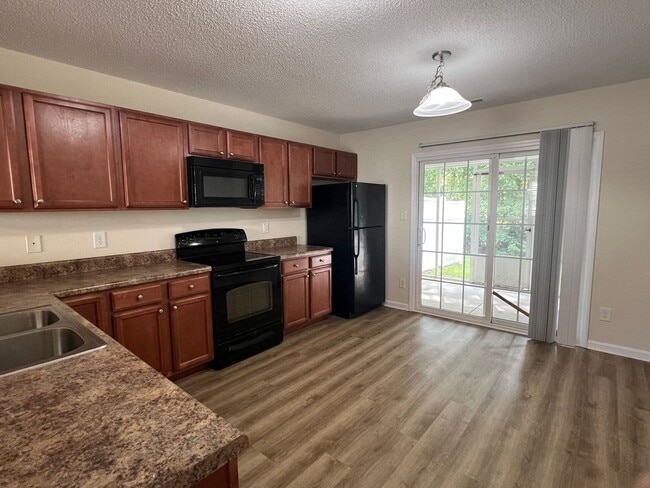 Building Photo - Nice 2 bedroom, 2.5 townhouse