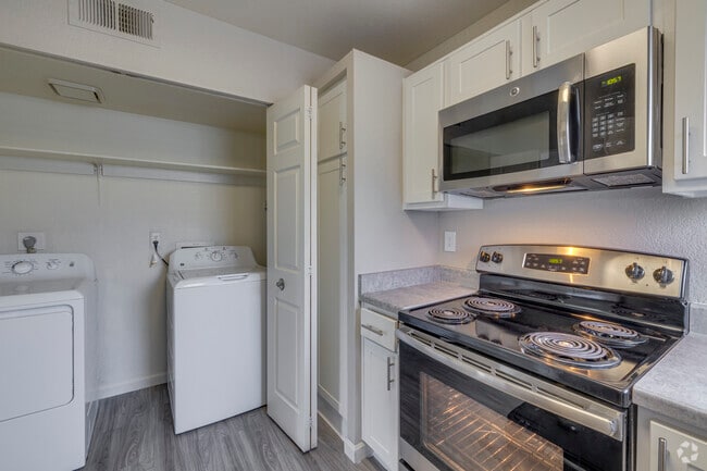 Cocina y lavandería - 1BR, 1BA - 789SF - Morningside at Scottsdale Ranch