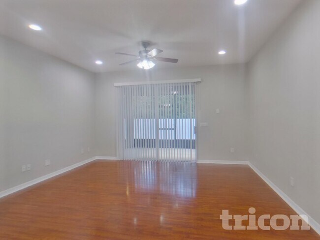 Foto del edificio - 304 Churchill Downs Blvd