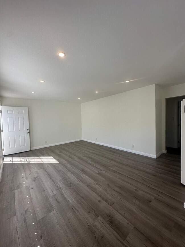 Foto del edificio - 16121 Clark Ave