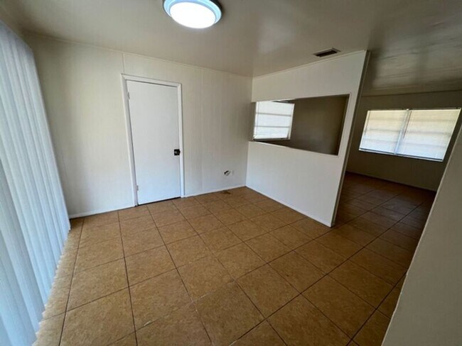 Foto del edificio - 1700 Ravenall Ave