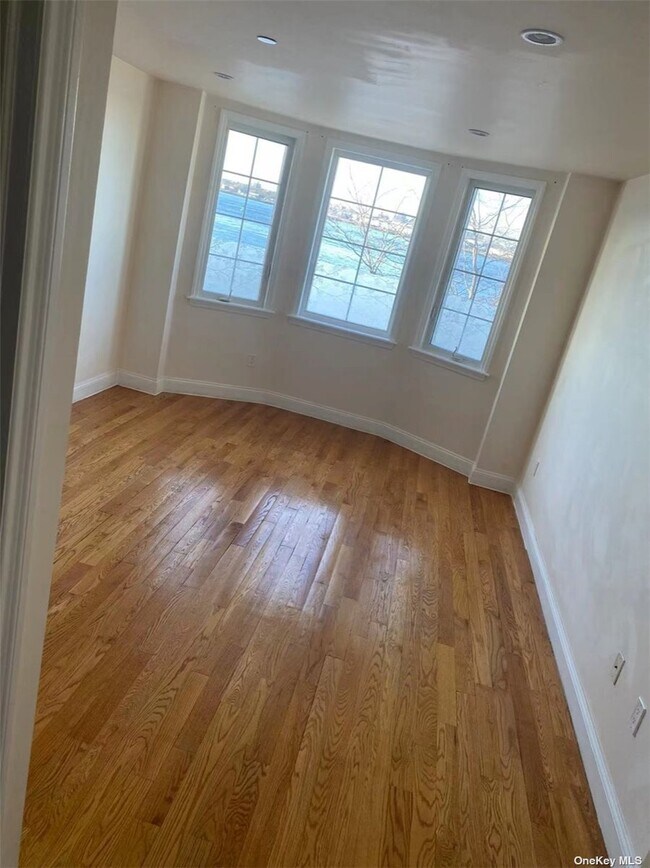 Foto del edificio - 120-45 Sunrise Ct