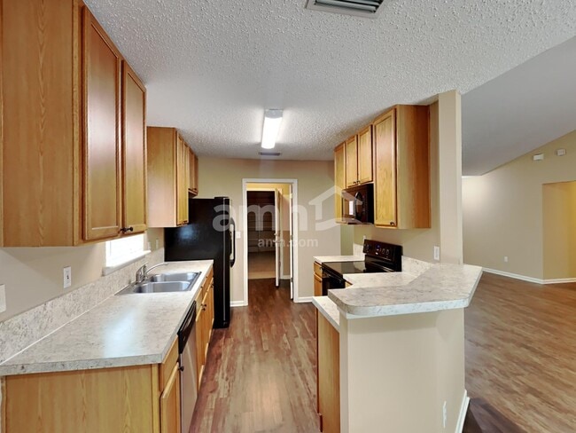 Building Photo - 14028 Crestwick Dr W