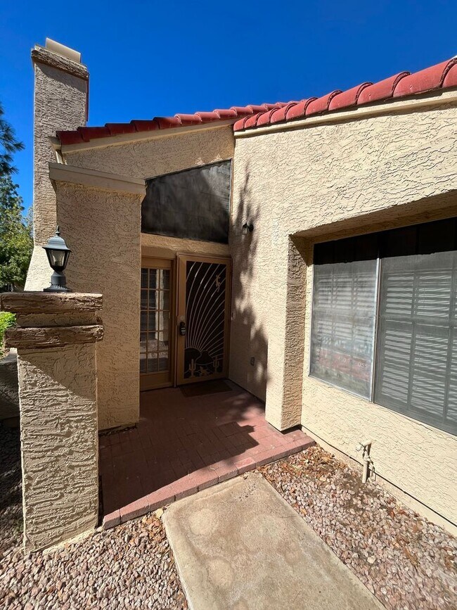 Foto del edificio - 3 Bedroom Townhome in the Dartmouth Trace Community Near N Dobson Rd and W University Dr!
