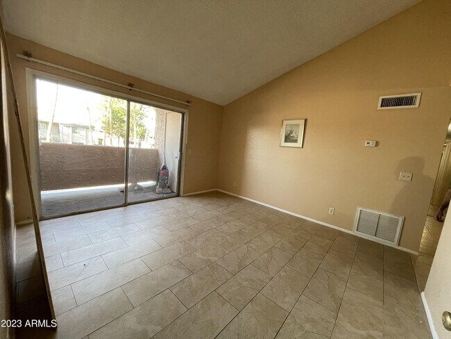 Foto del edificio - 623 W Guadalupe Rd