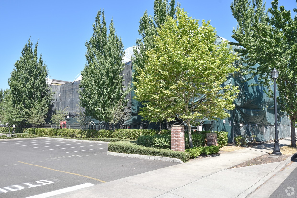 Building Photo - Lents 2000