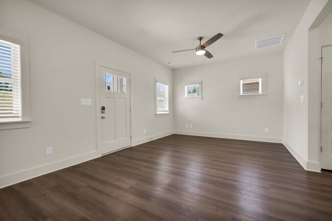 Foto del edificio - One Bedroom Cottage with Fenced Backyard!