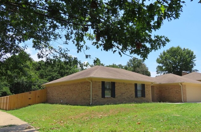 Building Photo - Updated in 2024! Gorgeous 3 Bedroom, 2 Bat...