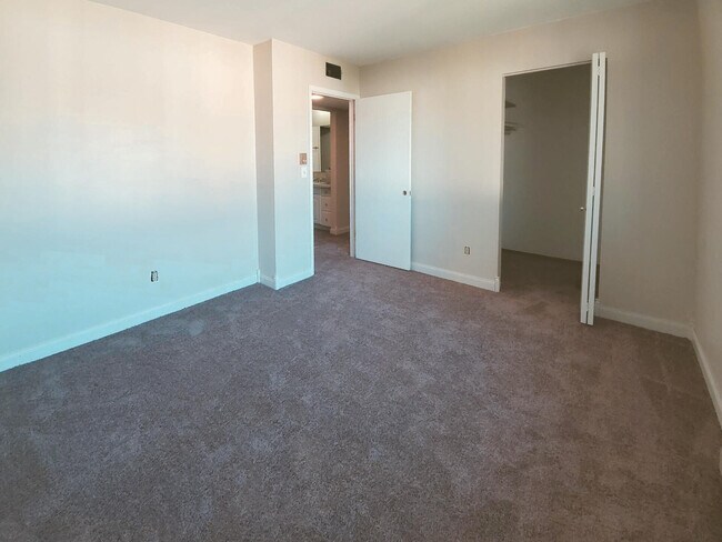Building Photo - W169N1552 Biscayne Dr
