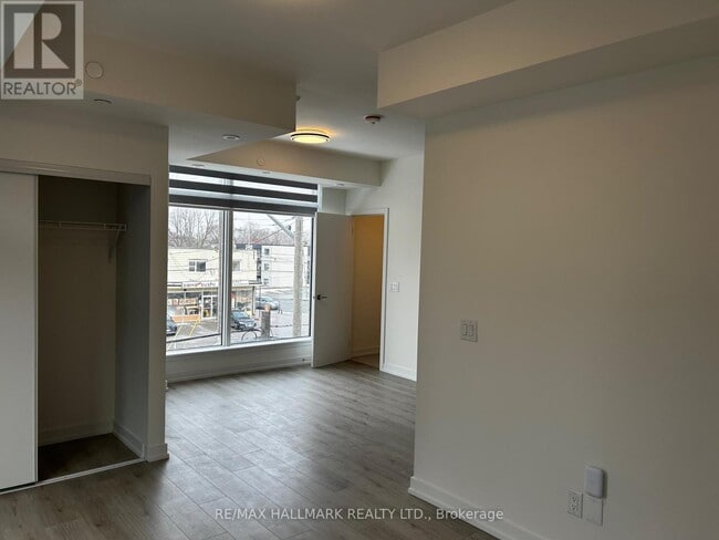 Photo du bâtiment - 851 Sheppard Ave W