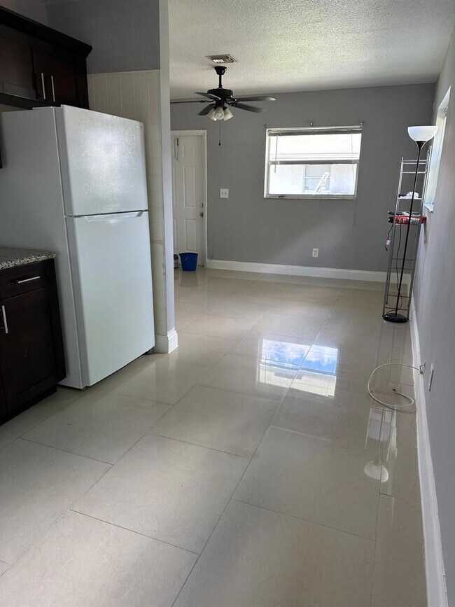 Foto del edificio - 2221 NW 4th Ct