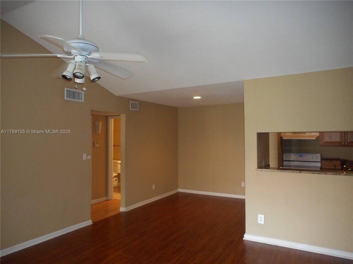 Foto principal - 733 Riverside Dr