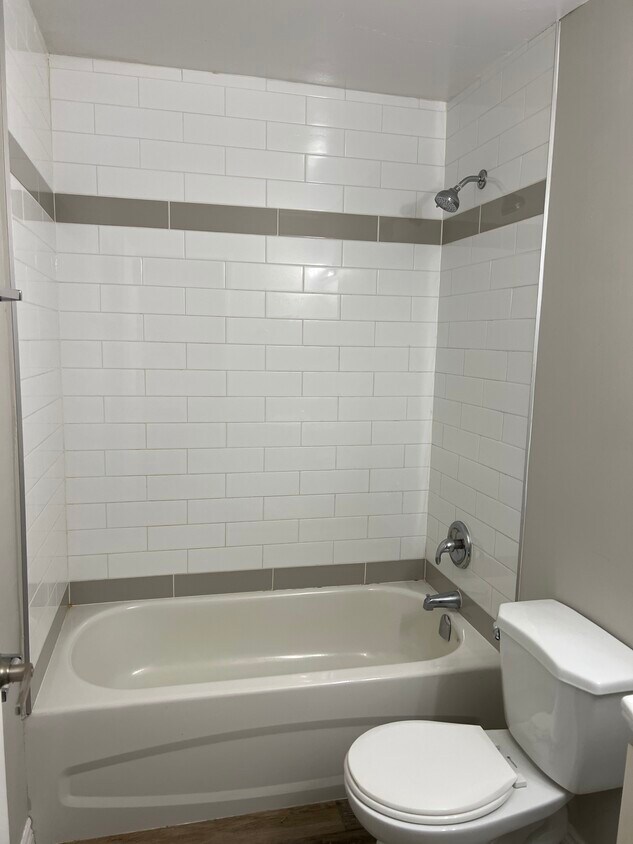 Photo du bâtiment - Bachelor Unit Available