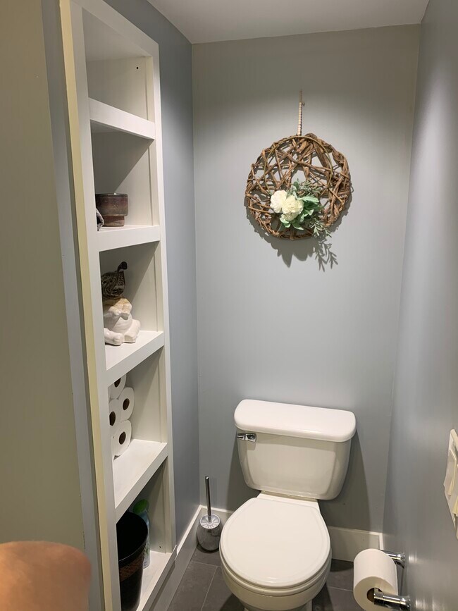 Varios armarios empotrados en el baño - 3111 Harrow Dr