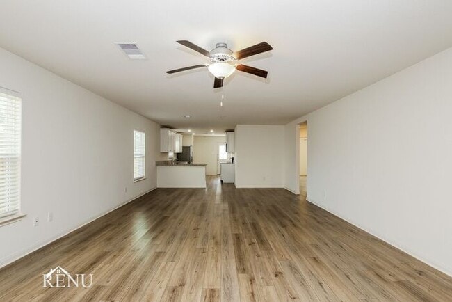 Foto del edificio - Now Available!