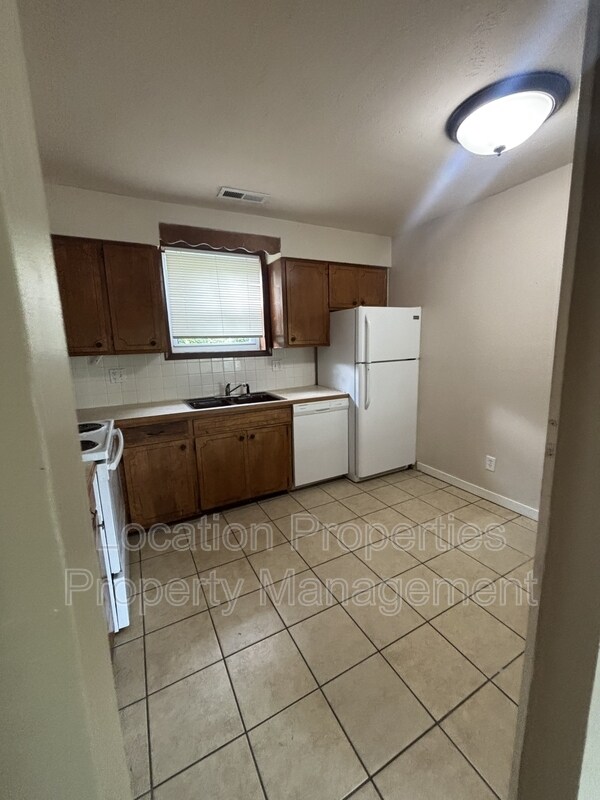 Foto del edificio - 2428 Cedarwood Ave
