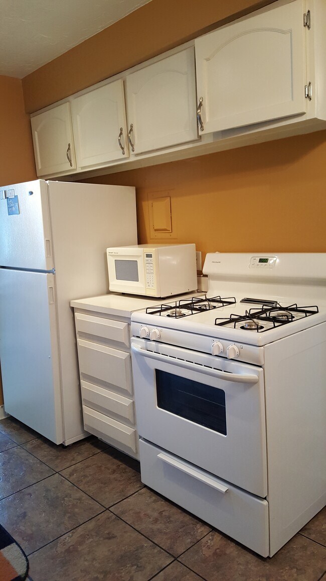 Foto del edificio - 12900 Lake Ave