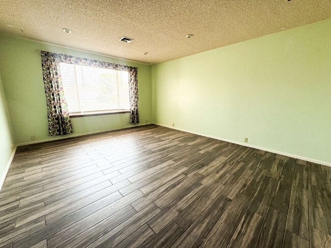 Building Photo - "Charming 3-Bed Oasis with 2 Baths and 170...