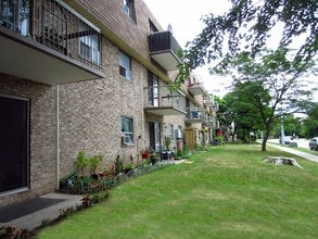 Building Photo - Lisgar Ave Apartments