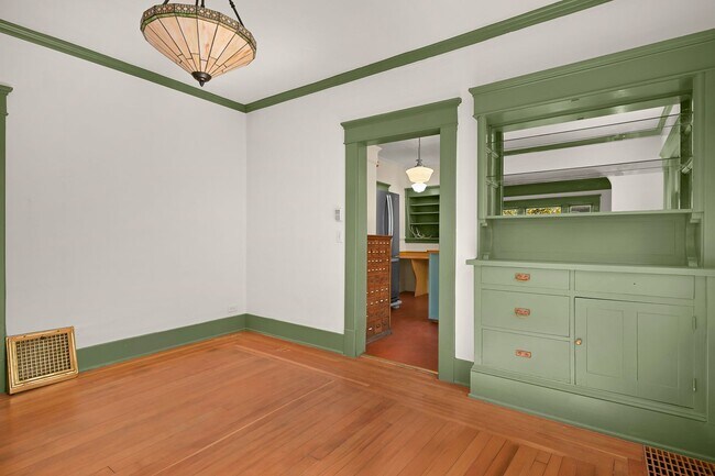 Building Photo - Charming, Warm, and Welcoming, Your Sunnyland Escape Awaits!