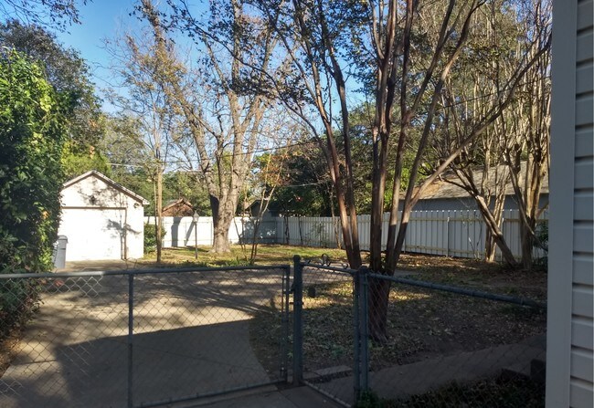 Building Photo - 611 N 33rd St