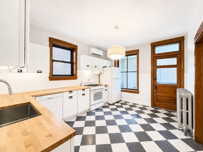 Foto del edificio - 2036 N Sawyer Ave