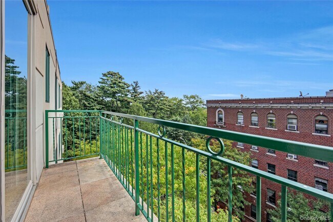 Foto del edificio - 2155 Daly Ave