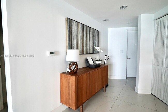 Foto del edificio - 9821 E Bay Harbor Dr