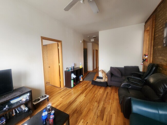 Foto del edificio - 2048 N Western Ave