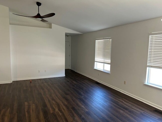 Building Photo - Beautiful 5 bedroom home available NOW