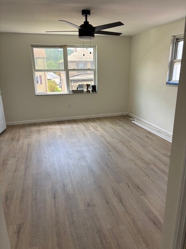 Sala de estar con nuevo piso LVT - 244 Clairmont Ave