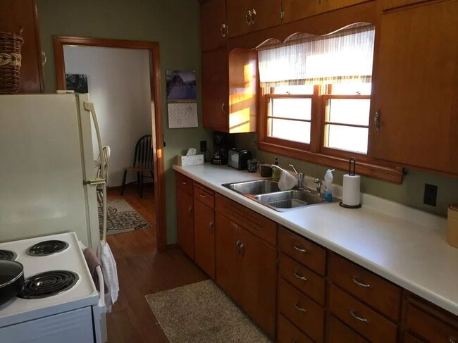 Building Photo - 2 Bedroom Single-Family Home with Garage