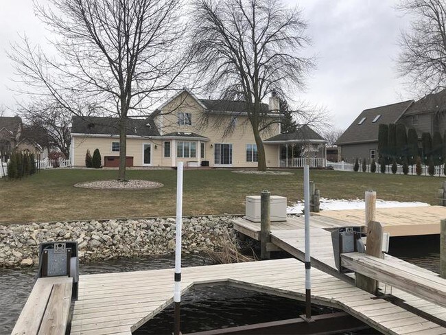 Building Photo - Beautiful 3 Bedroom 2.5 Bath-Waterfront Home