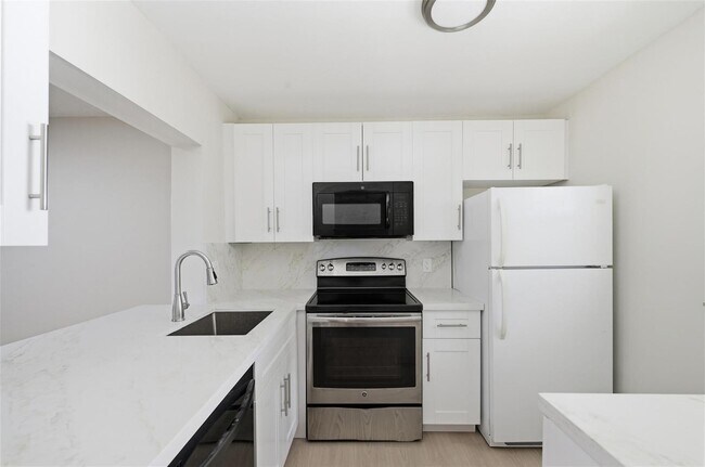 Building Photo - 9430 Poinciana Pl