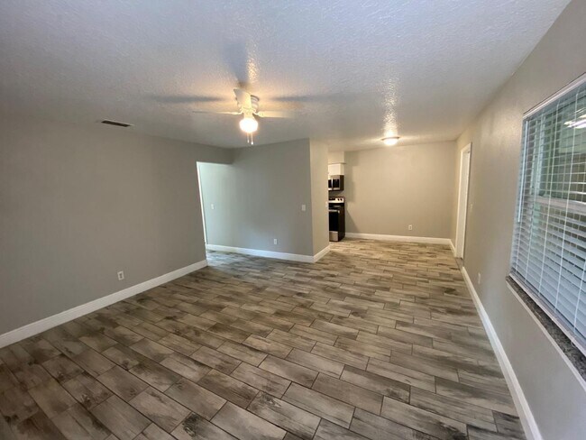 Building Photo - Beautifully Upgraded 2 Bedrooms 1 Bath Dup...