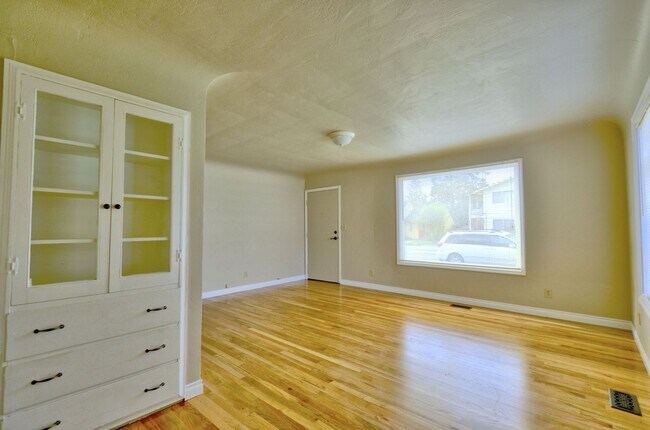Building Photo - Live Comfortably in this conveniently located 3-Bedroom Home!