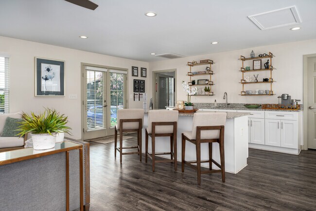 Entretenga con facilidad en cocinas que cuentan con asientos de barra y áreas de comedor separadas, operadas profesionalmente por Highlands Vista Group. - Arbours at Victoria Place