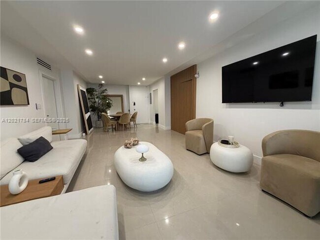 Building Photo - 2030 S Ocean Dr