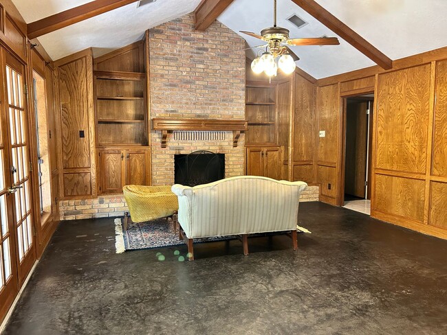 Building Photo - 3 Bedroom 2.5 Bath Home Tucked in Cul-de-sac!! Available NOW!