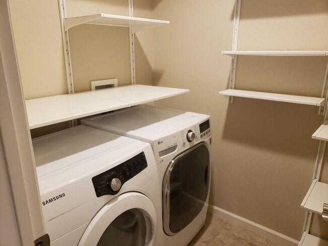 Building Photo - 4 BED 2.5 BATH TOWNHOME *SAVE ABOUT $200 IN ELECTRIC WITH THE SOLAR PANELS