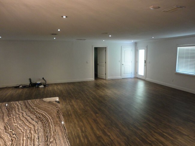 Building Photo - Nice 4/2 Bath Home Close to UF  PENDING LEASE