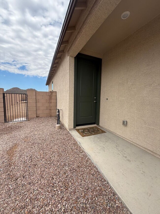 Foto del edificio - Gorgeous 3 Bedroom 2 Bath with modern upgrades in the home!