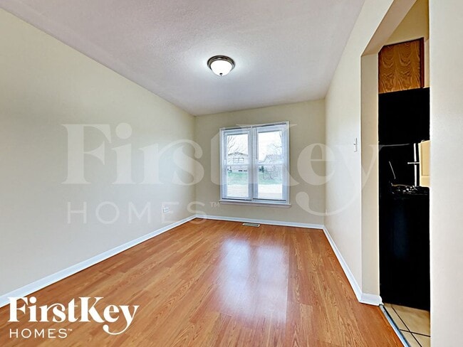 Building Photo - 22627 Mission Dr