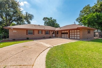 Building Photo - 2511 Meadow Ln