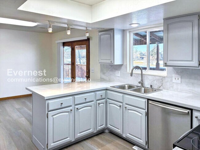 Building Photo - 4 Bed/2.5 Bath Home with Garage & Waterfront / Available Now!