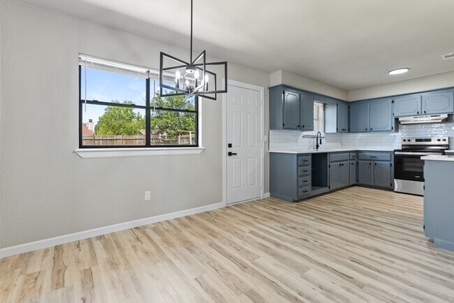 Building Photo - 1101 S Bouziden Dr