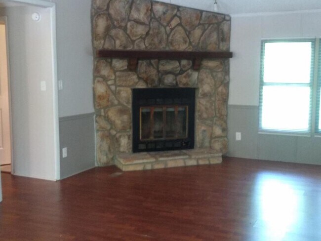 Building Photo - 107 Oak View Dr