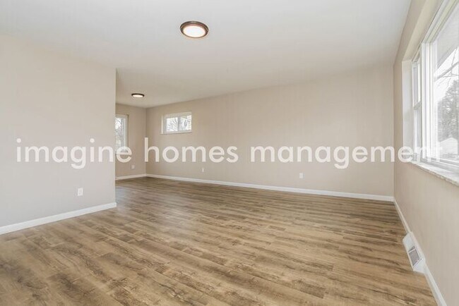 Building Photo - 3 Bedroom, 2.5 Bath Quad Home in Forest Park!