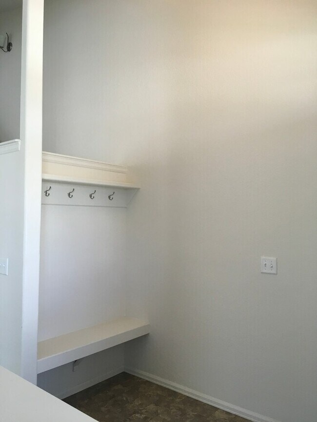 Building Photo - Spacious 3 Bedroom, 2.5 Bathroom Just Sout...